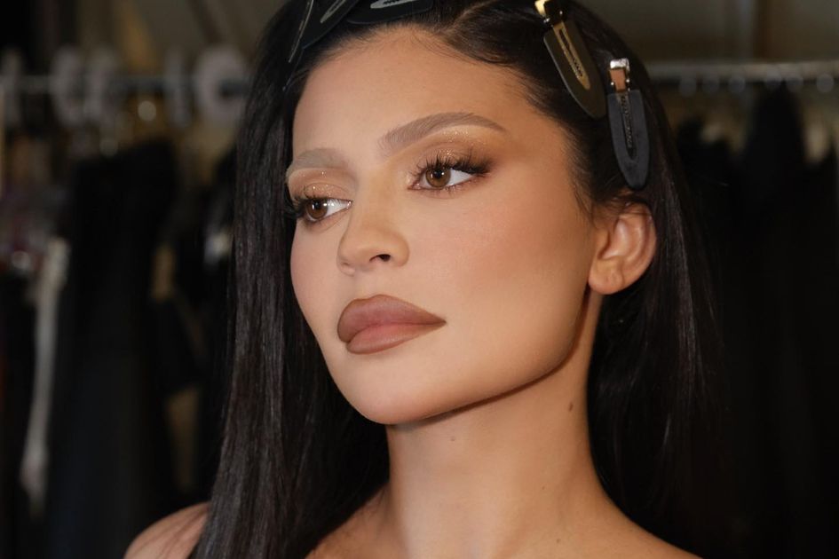 Tampak Berbeda, Kylie Jenner Tampil dengan Bleached Eyebrow di Paris Fashion Week