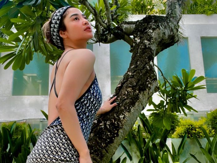 Dewi Perssik pakai baju renang Dior