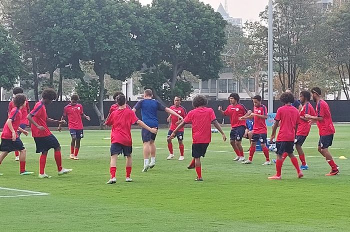 Timnas U-17 Kaledonia Baru saat menjalani latihan jelang lawan Inggris di Lapangan A, GBK, Senayan, Jakarta, Kamis (9/11/2023).