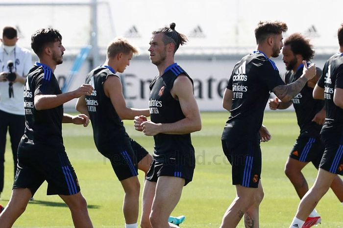 Gareth Bale (tengah) terlihat berlatih bersama skuad Real Madrid pada Jumat (23/7/2021).