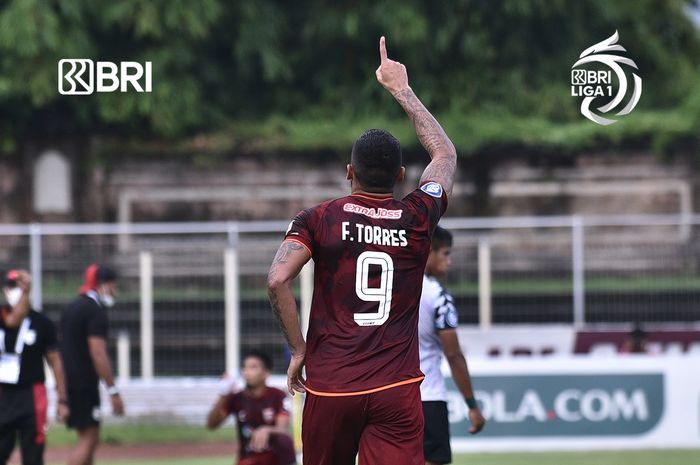 Striker Borneo FC, Fransisco Tores melakukan selebrasi setelah berhasil mencetak gol ke gawang Tira Persikabo pada lanjutan pekan ke-23 Liga 1 2021-2022 di Stadion I Gusti Ngurah Rai, Denpasar, Senin (7/2/2022).