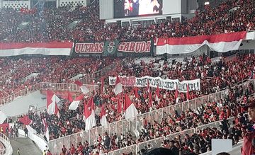 Suntikan motivasi suporter Timnas Indonesia Ultras Garuda kepada para pemain saat lawan Filipina di Stadion Utama Gelora Bung Karno (SUGBK), Senayan, Jakarta, Selasa (11/6/2024).