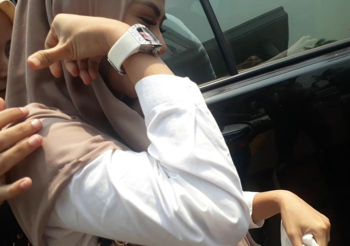 Jam tangan yang dipakai Rey Utami saat dibawa ke Kejaksaan Negeri Jakarta Selatan berharga fantastis.
