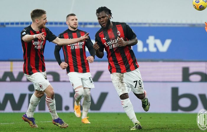 Pemain AC Milan, Franck Kessie (kanan), merayakan gol ke gawang Sampdoria dalam laga pekan ke-10 Liga Italia 2020-2021 pada Minggu (6/12/2020) waktu setempat atau Senin pukul 02.45 WIB. 