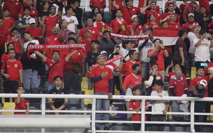 Suporter yang datang memberikan dukungan langsung buat Timnas U-19 Indonesia melawan Thailand di laga final ASEAN Cup U-19 2024, di Stadion Gelora Bung Tomo, Surabaya, Senin (29/7/2024).