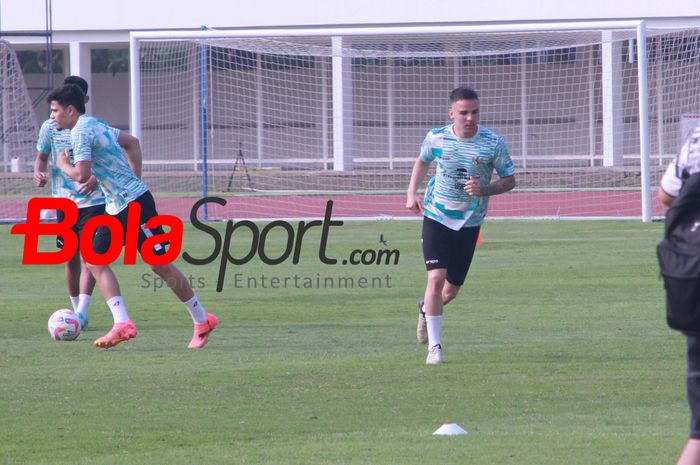 Calvin Verdonk terpantau mulai mengikuti latihan perdana dengan timnas Indonesia di Stadion Madya, Senayan, Jakarta Pusat, Jumat (31/5/2024).