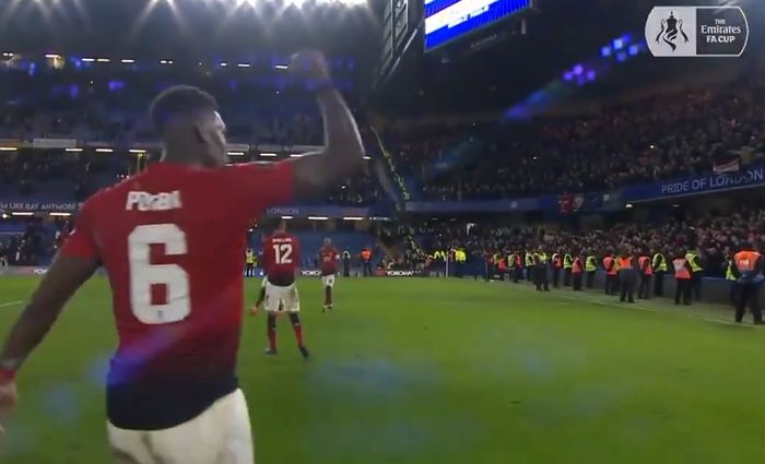 Gelandang Manchester United, Paul Pogba, merayakan kemenangan atas Chelsea dalam laga ronde kelima Piala FA di Stadion Stamford Bridge, Senin (18/2/2019).