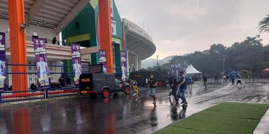 Diguyur Hujan, Suporter Mulai Padati Stadion Si Jalak Harupat hingga Ada yang Asik Makan Bakso Jelang Laga Persib Vs Madura United