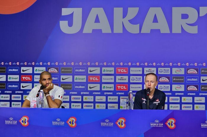 Pelatih timnas basket Prancis Vincent Collet (kanan) dan pemain andalannya yang juga bermain di NBA Nicolas Batum (kiri pakai baju putih) saat memberi keterangan kepada awak media di Indonesia Arena, Senayan, Jakarta, Kamis (24/8/2023).