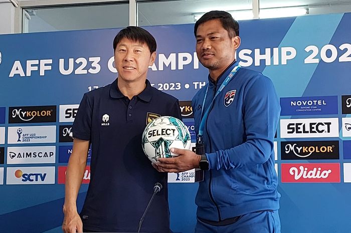 Shin Tae-yong dan Issara Sritaro sama-sama menentukan nasib tim mereka, Indonesia dan Thailand, untuk lolos atau tidak ke perempat final Piala Asia U-23 2024. 