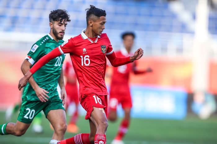 Pemain timnas U-20 Indonesia, Dony Tri Pamungkas mendapat pengawalan pemain Irak dalam laga perdana Piala Asia U-20 2023.