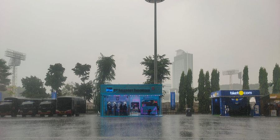 Astaga! SUGBK Diguyur Hujan Deras Jelang Laga Timnas Indonesia Vs Argentina