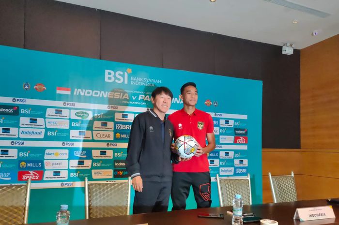 Pelatih Timnas Indonesia, Shin Tae-yong dan bek Timnas Indonesia, Rizky Ridho, di konferensi pers jelang laga Timnas Indonesia vs Palestina di Stadion Gelora Bung Tomo, Surabaya, Selasa (13/6/2023)