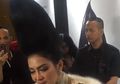 Jelang Konser, Syahrini Tampil Cetar dengan Jambul Menjulang Tinggi!