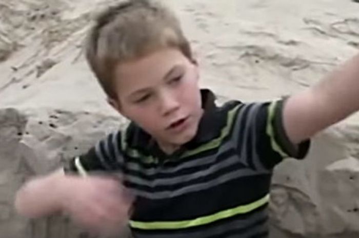 Как спасается мальчик. Мальчик в песке лет 12. Песка 11 летнего мальчика.