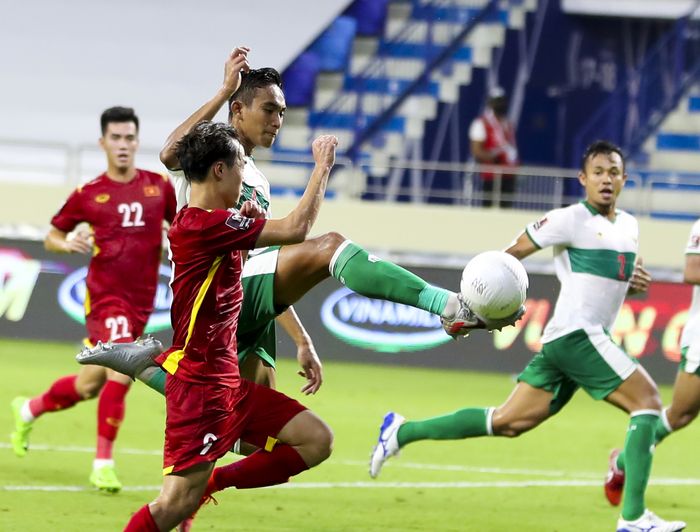 Bek timnas Indonesia, Rizky Ridho tengah berduel dengan pemain Vietnam