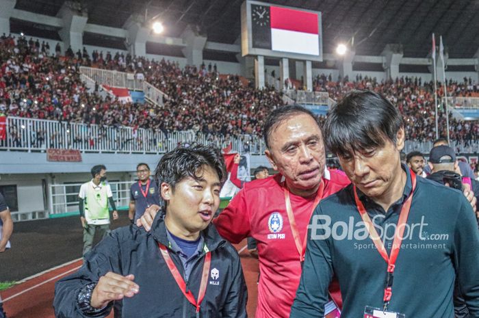 Pelatih timnas Indonesia, Shin Tae-yong (kanan) dan sang penerjemah bernama Jeong Seok-seo (kanan) sedang berdiskusi dengan Mochamad Iriawan selaku Ketua Umum PSSI di Stadion Pakansari, Bogor, Jawa Barat, 27 September 2022.