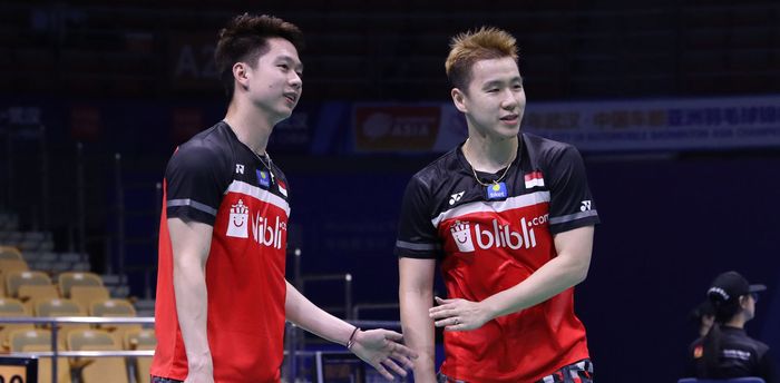 Pasangan ganda putra Indonesia, Marcus Fernaldi Gideon/Kevin Sanjaya Sukamuljo, saat berlaga pada babak kedua Kejuaraan Asia (Badminton Asia Championships) 2019, di Wuhan Sports Center Gymnasium, Wuhan, Hubei, China, Kamis (25/4/2019).