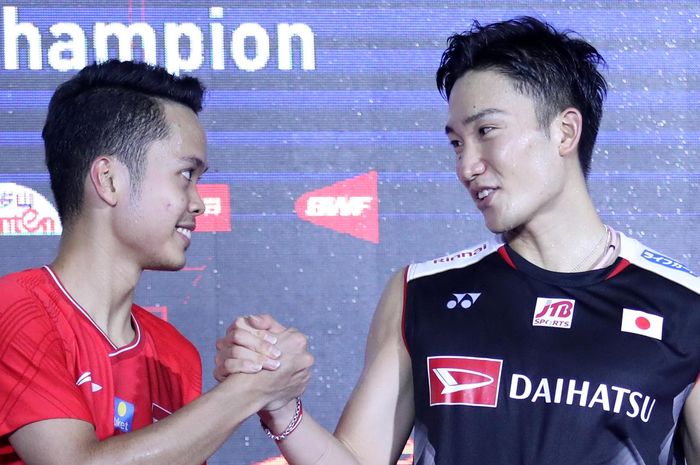 Anthony Sinisuka Ginting bersalaman dengan kento Momota (Jepang) di atas podium tunggal putra China Open 2019, di Olympic Sports Center Gymnasium, Changzhou, China, Minggu (22/9/2019).