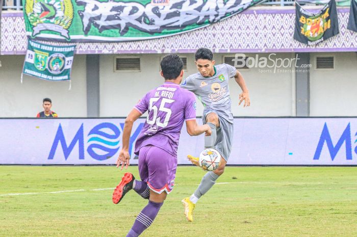 Gelandang Persebaya Surabaya, Marselino Ferdinan, sedang menguasai bola dalam laga pekan ke-19 Liga 1 2022 di Stadion Indomilk Arena, Tangerang, Banteng, Rabu (18/1/2023).