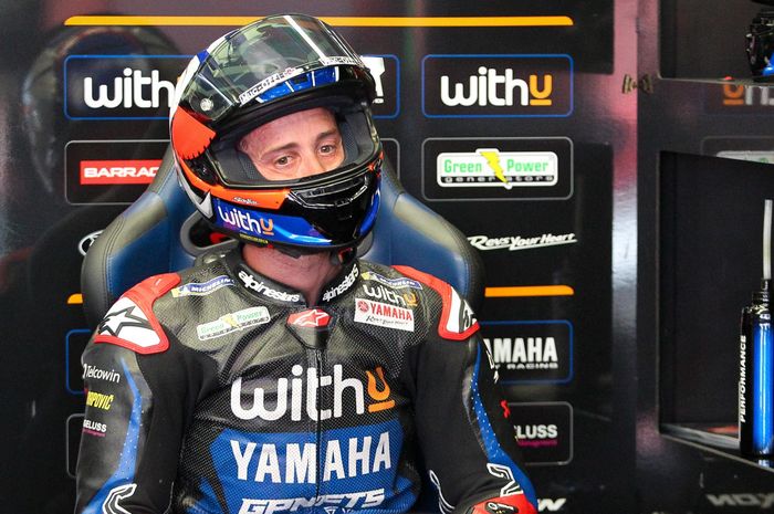 Pembalap Yamaha RNF Racing, Andrea Dovizioso, yang tampak lesu pada MotoGP Italia 2022 di Sirkuit Mugello, Minggu (29/5/2022).