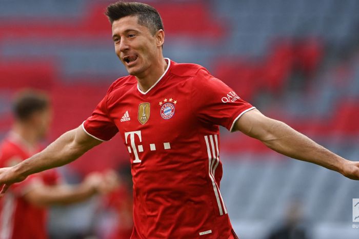 Penyerang Bayern Muenchen, Robert Lewandowski, menyoroti prestasinya ketika ditanya soal peluang memenangkan Ballon d'Or. 