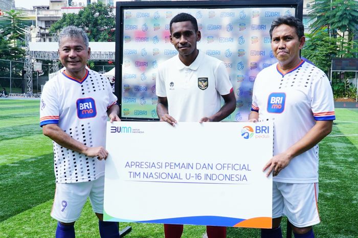Kapten timnas U-16 Indonesia, Iqval Gwijangge dan pelatih Bima Sakti menerima apresiasi dari Bank BRI seusai meraih gelar juara Piala AFF U-16 2022.