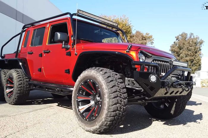 Jeep Wrangler 6x6 Gampang Banget Beraksi Burn Out 