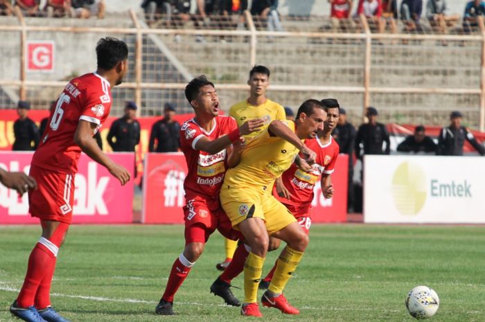 Pemain Semen Padang FC, Flavio Beck Junior (kostum kuning) saat berebut bola dengan salah satu pemain Perseru Badak Lampung FC di laga pekan ke-22 Liga 1 2019.