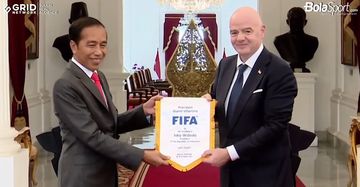 Presiden Indonesia, Joko Widodo (Kiri), Presiden FIFA, Gianni Infantino (kanan),Istana Merdeka, Jakarta, 18 Oktober 2022.