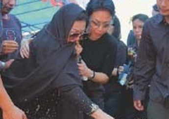 Sakitnya Tak Kunjung Sembuh, Artis Papan Atas Ini Meninggal Dunia Dengan Senyum, Ribuan Pelayat Menyambut Jenazahnya dengan Haru hingga Mengantarnya ke Pemakaman: Maafkan Kesalahannya!