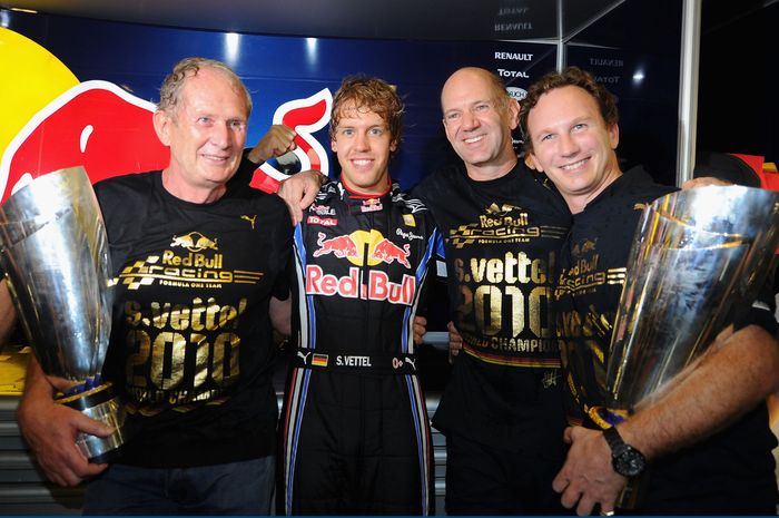 Sebastian Vettel merayakan gelar juara dunia pertamanya bersama petinggi tim Red Bull di F1 Abu Dhabi 2010