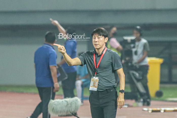 Pelatih timnas U-19 Indonesia, Shin Tae-yong, nampak sedang memberikan intruksi kepada para pemainnya.
