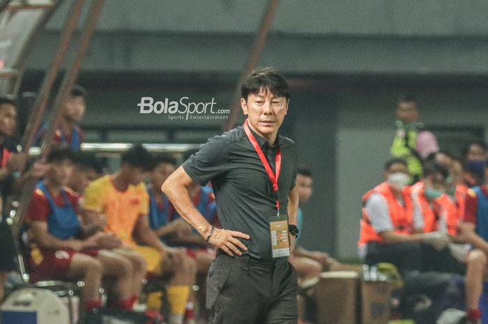 Pelatih timnas Indonesia, Shin Tae-yong, faktanya memiliki 1 keunggulan atas juru taktik timnas Curacao, Remko Bicentini, berkat Piala Dunia 2018 jelang pertemuan di antaranya keduanya.