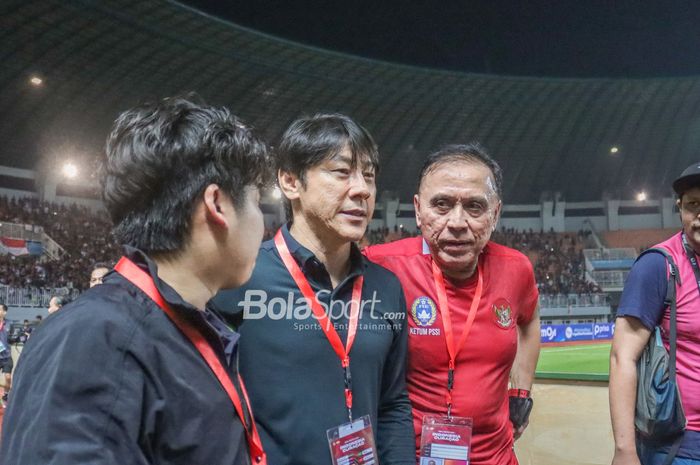 Pelatih timnas Indonesia, Shin Tae-yong (tengah), sedang berdiskusi dengan Mochamad Iriawan selaku Ketua Umum PSSI di Stadion Pakansari, Bogor, Jawa Barat, 27 September 2022.