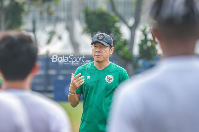 Pelatih timnas U-19 Indonesia, Shin Tae-yong, sedang menberikan intruksi kepada para pemainnya berlatih di Lapangan A, Senayan, Jakarta, 30 Agustus 2022.