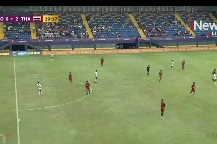 Suasana pertandingan Laos vs Thailand di Prince Stadium, Phnom Penh, Minggu (7/5/2023)