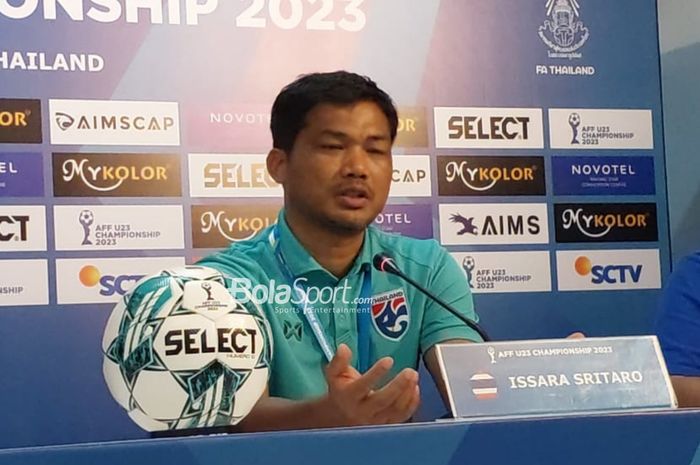 Pelatih Timnas U-23 Thailand Issara Sritaro menyerahkan nasibnya kepada federasi setelah mendapat kecaman pedas dari para penggemar.
