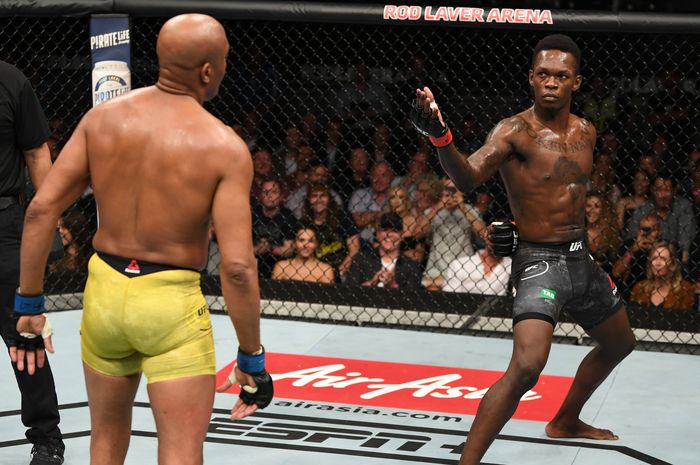 Israel Adesanya (celana abu-abu) tengah menunjukan stance atau kuda-kuda ala Bruce Lee pada UFC 234 (10/2/2019) melawan Anderson SIlva.