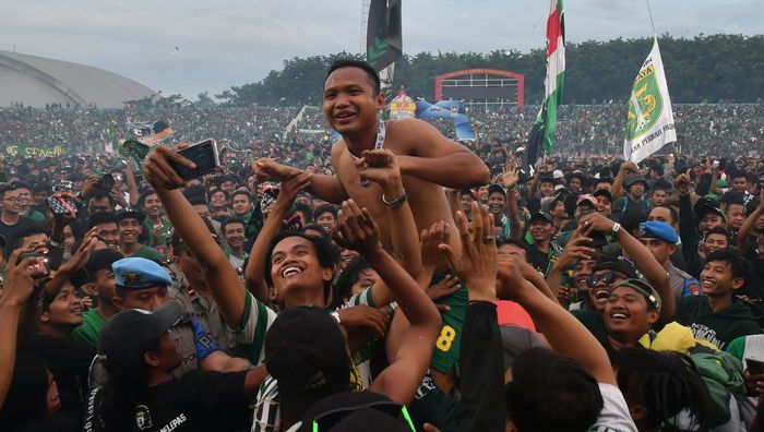 Pemain Persebaya Surabaya, Oktafianus Fernando, saat merayakan gelar juara Piala Gubernur Jatim 2020 di tengah kerumunan suporter Persebaya, Bonek, di Stadion Gelora Delta Sidoarjo, Kamis (20/2/2020).