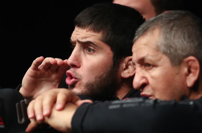 Raja baru kelas ringan UFC, Islam Makhachev ketika masih bersama ayah Khabib Nurmagomedov, Abdulmanap Nurmagomedov.