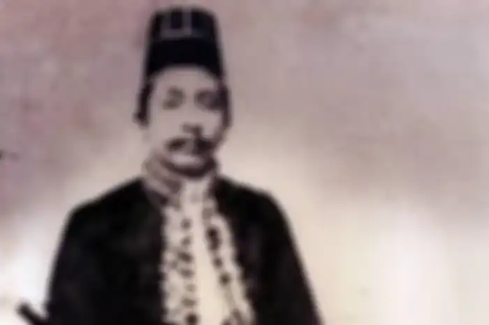 Pangeran Puger ingin membuktikan bahwa dia tak terlibat dalam pemberontakan Trunojoyo, dia mempertahankan keraton Mataram Islam di Plered dengan gagah perkasa.