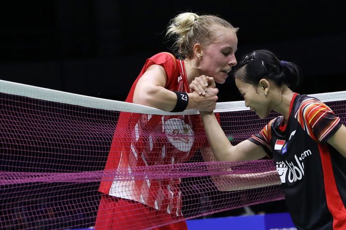 Fitriani saat menjabat tangan Mia Blichfeldt (Denmark) pada akhir pertandingan partai keempat di laga pamungkas penyisihan Grup B Piala Sudirman (Sudirman Cup) 2019, di Guangxi Sports Center Gymnasium, Nanning, China, Rabu (22/5/2019).