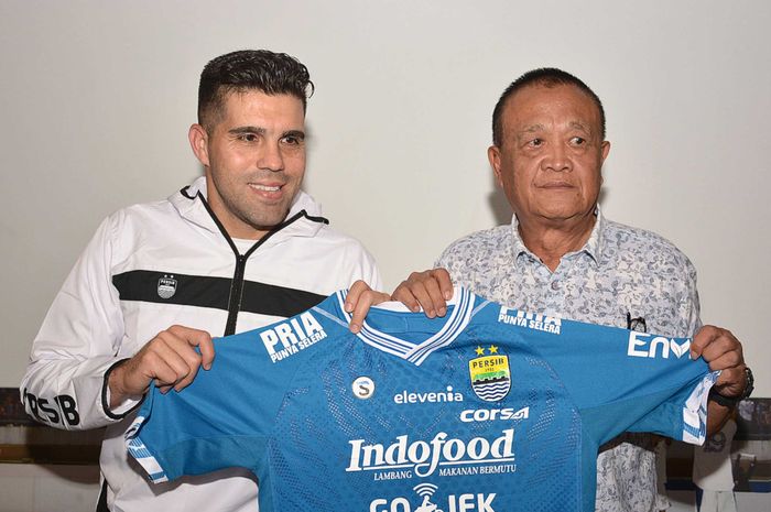 Fabiano Beltrame (kiri) saat Diperkenalkan oleh Manajemen Persib Bandung sebagai Rekrutan Anyar Mereka di Graha Persib, Sabtu (23/3/2019).