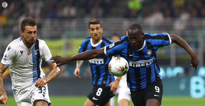 Romelu Lukaku berduel dengan Francesco Acerbi dalam laga Inter Vs Lazio pada lanjuan pekan ke-5 Liga Italia, di Stadion Giuseppe Meazza, Rabu (25/9/2019) atau Kamis dini hari WIB.