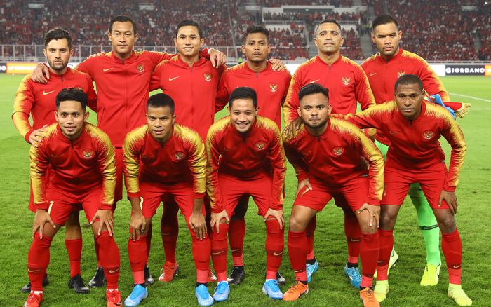 Pemain Timnas Indonesia berfoto bersama sebelum menghadapi Timnas Malaysia pada ajang kualifikasi Piala Dunia Qatar 2022 di Stadion Utama Gelora Bung Karno, Jakarta, Kamis (5/9/2019). 