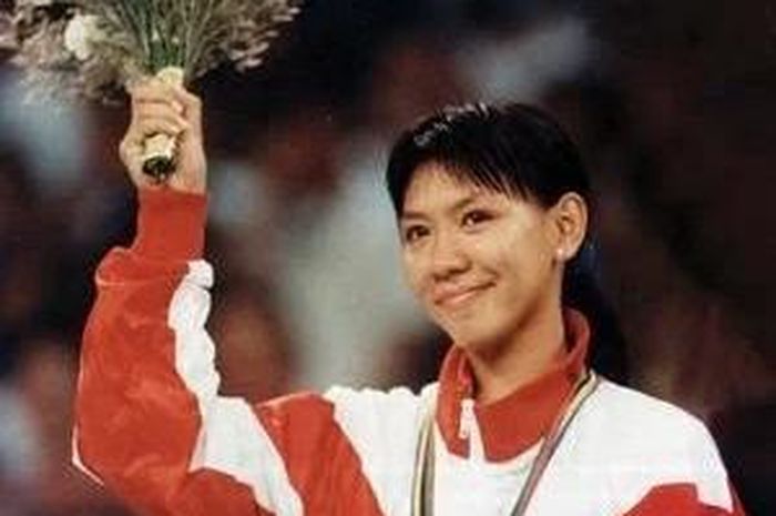 Pebulu tangkis Susi Susanti waktu mempersembahkan medali emas Olimpiade pertama untuk Indonesia pada 4 Agustus 1992.