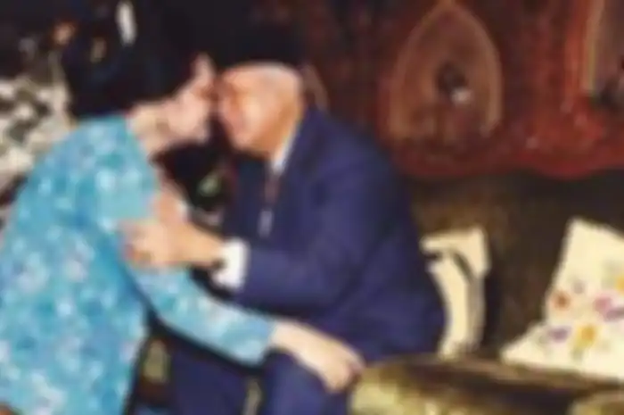 Selama ini berkembang rumor atasl misteri meninggalnya ibu Tien Soeharto. Rupanya penyakit jantung yang sudah dideritanya yang menjadi penyebabnya.