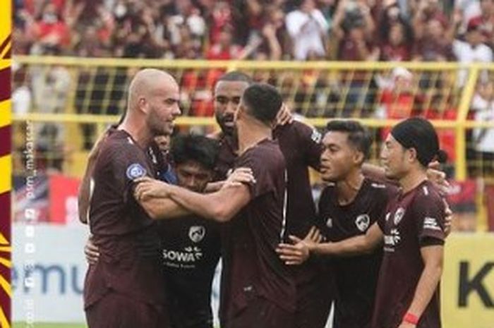 Tampak beberapa pemain PSM Makassar tengah merayakan gol yang tercipta ke gawang Dewa United