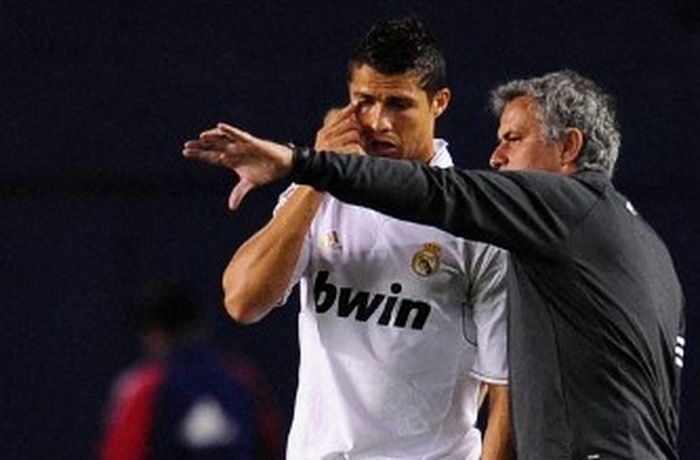 Jose Mourinho memberikan instruksi kepada Cristiano Ronaldo dalam duel Real Madrid melawan CD Guadalajara, 20 Juli 2011.